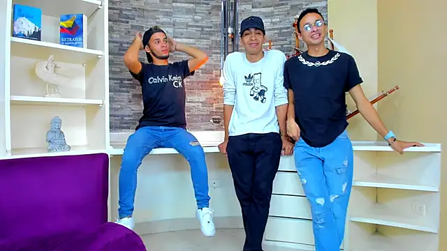 Snapshot of Juicy_Creww chatting on September 15, 12:27 pm Juicy Creww online show from September 15, 12:27 pm