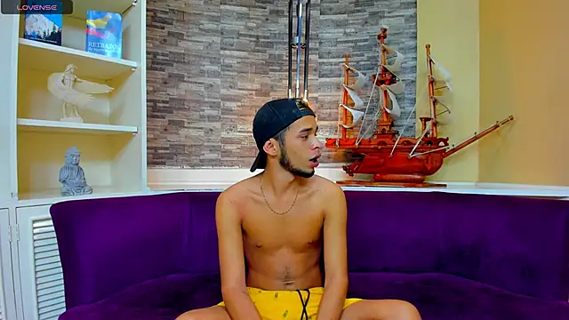 Snapshot of Juicy_Creww chatting on September 25, 9:57 am Juicy Creww online show from September 25, 9:57 am