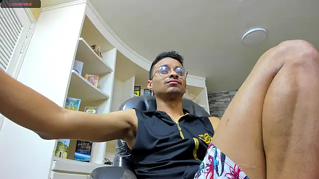 Snapshot of Juicy_Creww chatting on October 10, 9:08 am Juicy Creww online show from October 10, 9:08 am