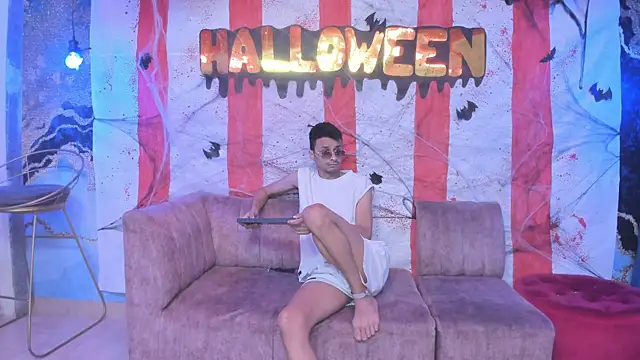 Snapshot of Juicy_Creww chatting on October 16, 9:43 am Juicy Creww online show from October 16, 9:43 am