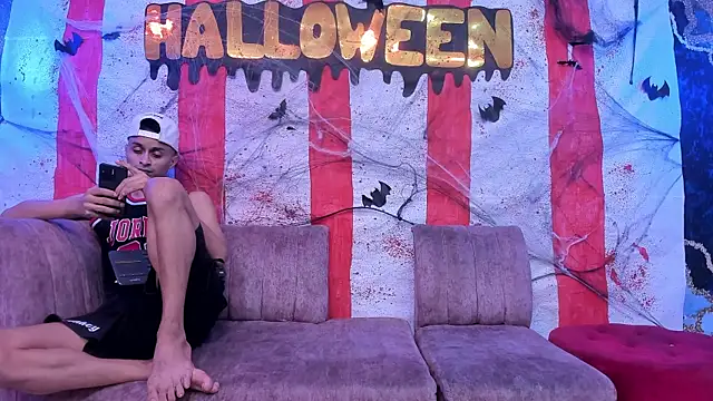 Snapshot of Juicy_Creww chatting on October 28, 9:35 am Juicy Creww online show from October 28, 9:35 am