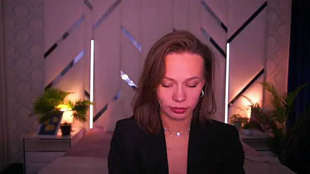 ShyySiren online show from December 23, 8:45 am