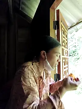 Snapshot of lily-00 chatting on November 7, 1:27 am lily-00 online show from November 7, 1:27 am