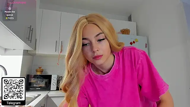 Snapshot of KristenHarrington chatting on December 14, 10:31 am KristenHarrington online show from December 14, 10:31 am