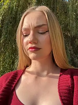 MilaMoone online show from November 6, 11:00 am