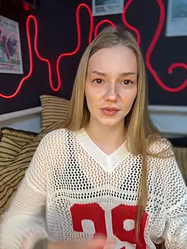 Snapshot of MilaMoone chatting on May 31, 12:01 pm MilaMoone online show from May 31, 12:01 pm