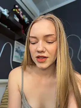 Snapshot of MilaMoone chatting on June 12, 11:20 am MilaMoone online show from June 12, 11:20 am