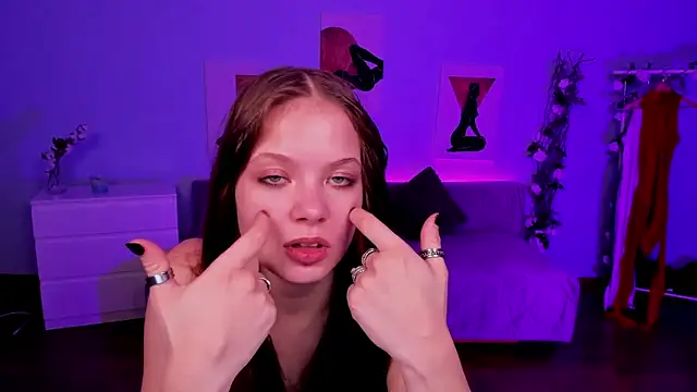 BetsyKiss online show from April 4, 5:10 pm