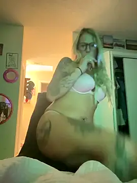 Snapshot of tattoobarbiexox chatting on October 31, 12:06 pm tattoobarbiexox online show from October 31, 12:06 pm