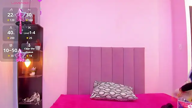 HoollyHendrix online show from October 6, 8:06 pm