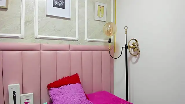 HoollyHendrix online show from December 17, 8:59 pm