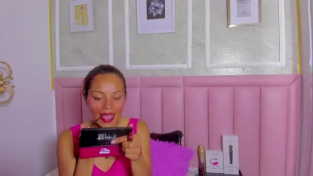 HoollyHendrix online show from March 5, 8:27 pm