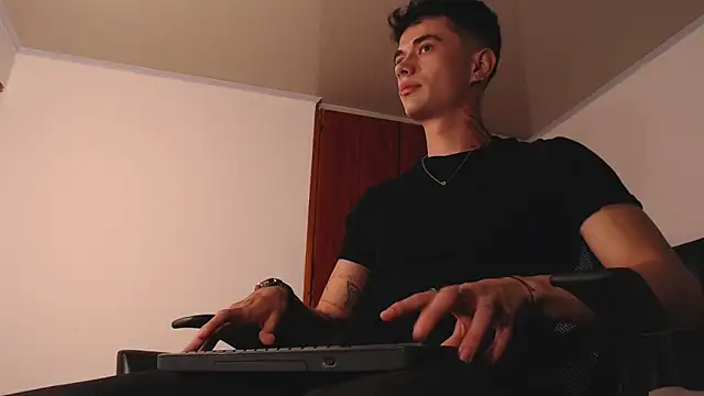 Snapshot of jaico_santos chatting on December 3, 10:41 pm jaico santos online show from December 3, 10:41 pm