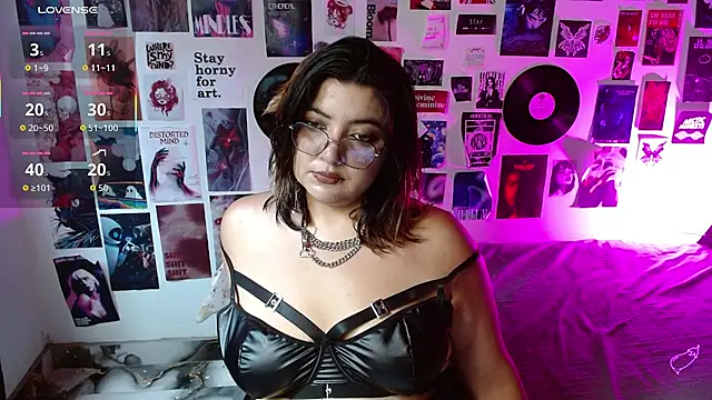 Snapshot of Roxy_f_w chatting on April 28, 6:24 pm Roxy f w online show from April 28, 6:24 pm