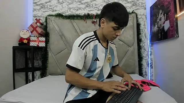 Logan Jhonson online show from November 14, 2:43 am