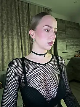 MissOyee online show from February 12, 7:20 pm