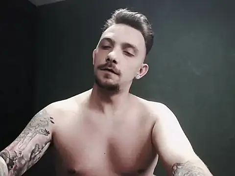 Snapshot of guesswhatbitch chatting on October 8, 8:23 am guesswhatbitch online show from October 8, 8:23 am