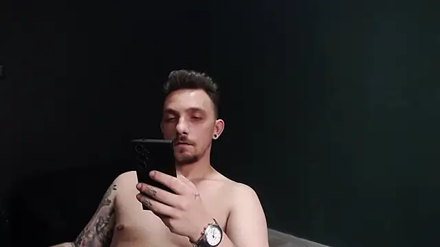 Snapshot of guesswhatbitch chatting on October 16, 7:31 am guesswhatbitch online show from October 16, 7:31 am