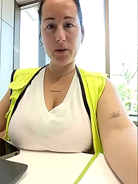 bichota85 online show from April 27, 8:56 am