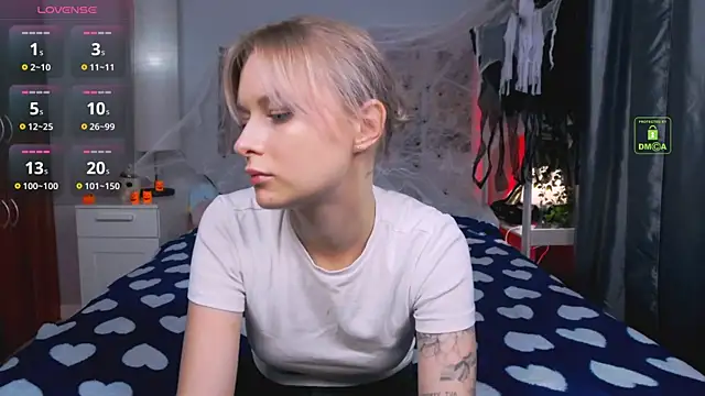 Snapshot of LunaLuxxy chatting on October 10, 3:55 pm LunaLuxxy online show from October 10, 3:55 pm