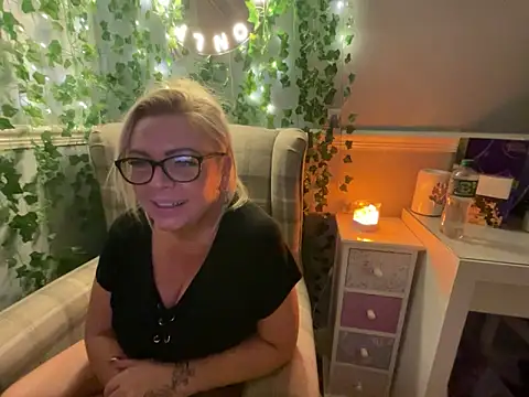 BonnyDesire online show from November 10, 7:35 pm