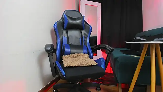 Charliejones  online show from November 18, 1:22 am