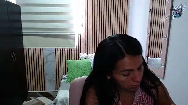 camilavargas  online show from April 21, 4:56 pm