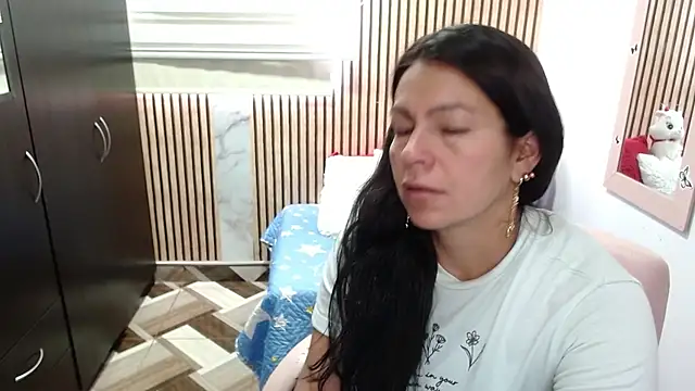 camilavargas  online show from June 6, 9:41 pm