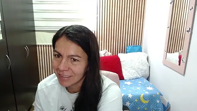 camilavargas  online show from June 9, 7:03 pm