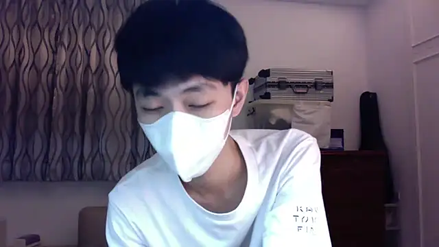 Snapshot of kai101010 chatting on November 17, 2:45 pm kai101010 online show from November 17, 2:45 pm