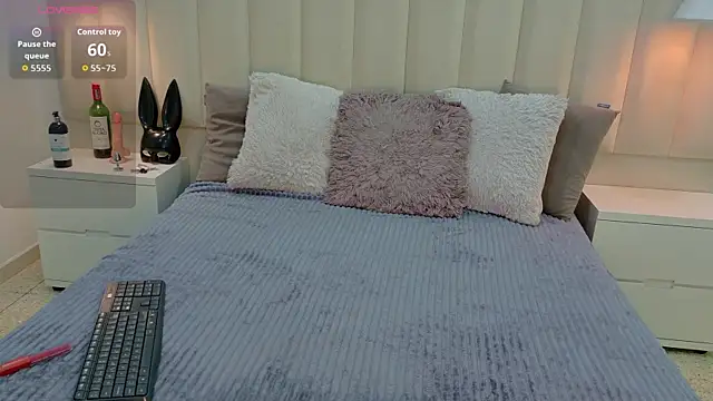 Snapshot of AteneaRoldan chatting on October 18, 4:15 am AteneaRoldan online show from October 18, 4:15 am