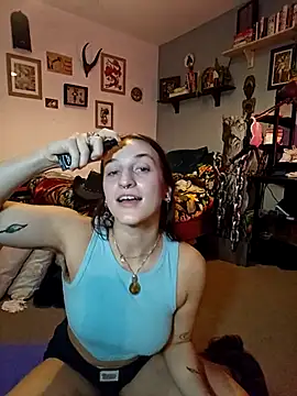 laradoom online show from November 1, 9:50 pm