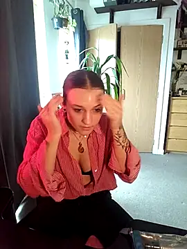 laradoom online show from November 4, 3:11 pm