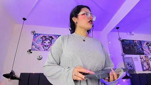 Snapshot of SabrinaV_ chatting on May 4, 11:28 am SabrinaV online show from May 4, 11:28 am