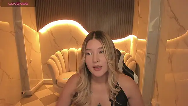 Snapshot of Emma1_b_ chatting on October 15, 8:09 pm Emma1 b online show from October 15, 8:09 pm