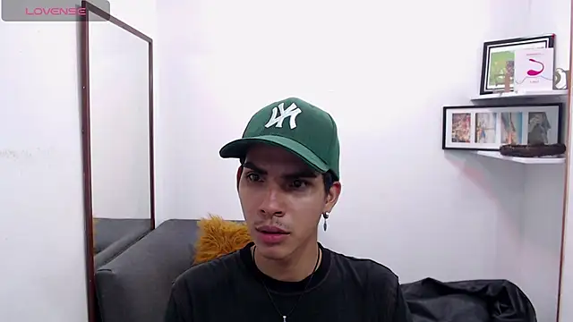 Snapshot of David_925_ chatting on November 22, 9:36 pm David 925 online show from November 22, 9:36 pm