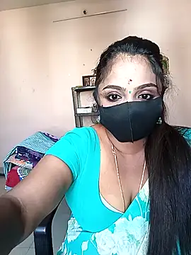 Snapshot of queendivya chatting on May 6, 3:24 am queendivya online show from May 6, 3:24 am