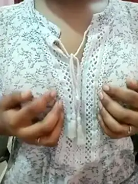 Snapshot of pari_rani7 chatting on October 22, 4:02 am pari rani7 online show from October 22, 4:02 am