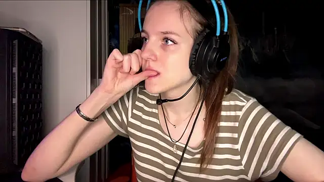 Elira Breeze online show from November 6, 1:45 pm