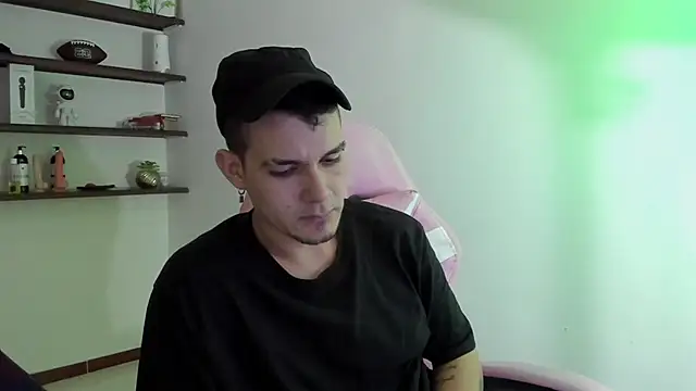 BooyHott  online show from December 17, 9:43 pm