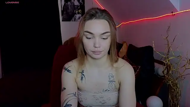 KitsyMoore online show from November 8, 1:11 pm