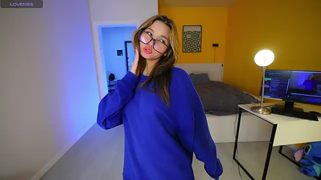 lovekissmes online show from October 17, 2:30 pm