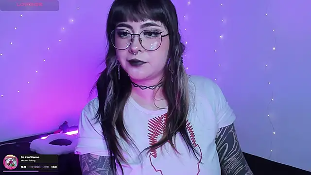 Snapshot of Hallucigenia_ chatting on June 2, 8:22 pm Hallucigenia online show from June 2, 8:22 pm
