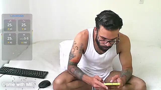 Snapshot of htrebor87 chatting on January 15, 5:49 pm htrebor87 online show from January 15, 5:49 pm