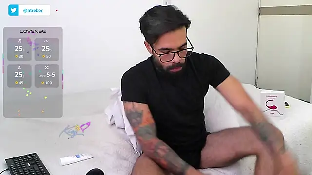 Snapshot of htrebor87 chatting on February 12, 7:31 pm htrebor87 online show from February 12, 7:31 pm