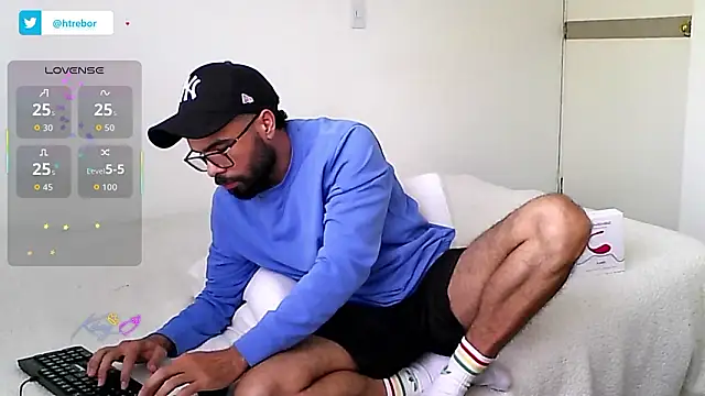 Snapshot of htrebor87 chatting on February 16, 6:59 pm htrebor87 online show from February 16, 6:59 pm