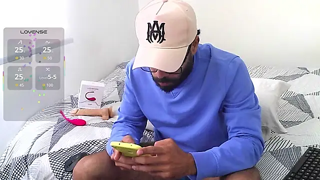 Snapshot of htrebor87 chatting on March 18, 4:32 pm htrebor87 online show from March 18, 4:32 pm