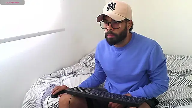 Snapshot of htrebor87 chatting on March 27, 7:02 pm htrebor87 online show from March 27, 7:02 pm