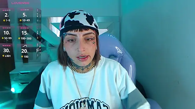 Snapshot of Gyal_8_ chatting on October 24, 7:43 pm Gyal 8 online show from October 24, 7:43 pm