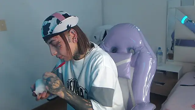 Snapshot of Gyal_8_ chatting on November 6, 3:29 am Gyal 8 online show from November 6, 3:29 am